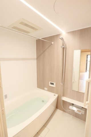 【浴室】 | アンピール香椎駅前 | 浴室乾燥機付きの浴室は、雨の日でも乾燥機能で洗濯物をカラっと乾かせます。経済的な追焚機能も付けました