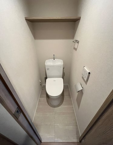 【トイレ】 | アンピール香椎駅前 | 冬は便座も温水も温かく快適なシャワー付トイレ。上部には収納棚を設置◎