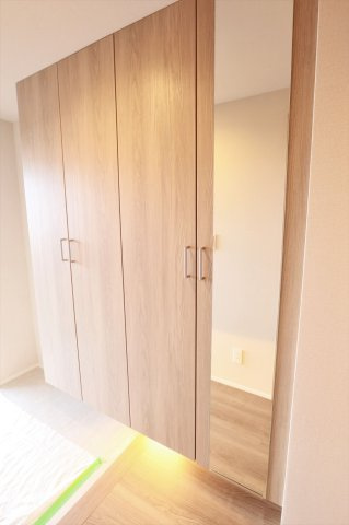 【玄関】 | アンピール香椎駅前 | 玄関には収能力の高いシューズボックスと姿見までセットされています