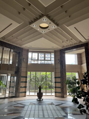 【ロビー】 | アンピール香椎駅前 | 外と内をつなぐエントランスは、まさに顔となる場所。格調高い雰囲気を漂わせて上質な空間を作り出します