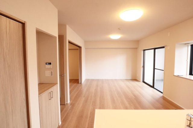 【居間・リビング】 | アンピール香椎駅前 | 南向きの明るいLDKは約19帖の広さ。ダイニングテーブルを置いても、ソファやテレビも十分置けます