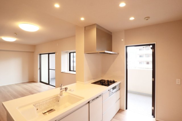 【キッチン】 | アンピール香椎駅前 | お料理をしながら会話を楽しめるカウンターキッチンです。勝手口があり手元が明るいです