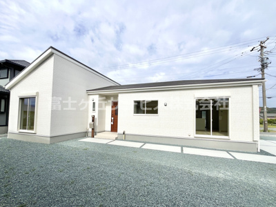 【外観】 | 掛川市沖之須 2期 新築一戸建て 1号棟 | 現在建築中の外観画像です。ご内覧は同じメーカーの完成物件へご案内いたしますので、いつでもご相談ください！