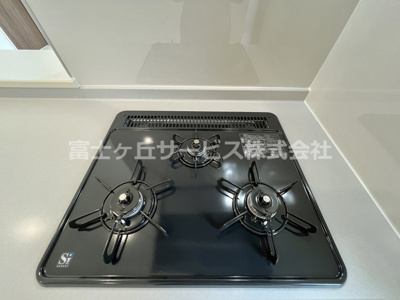 【キッチン】 | 掛川市沖之須 2期 新築一戸建て 2号棟 | 3口ガスコンロ