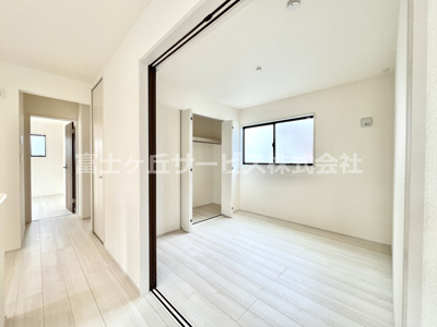 【洋室】 | 掛川市沖之須 2期 新築一戸建て 2号棟 | LDK横の洋室