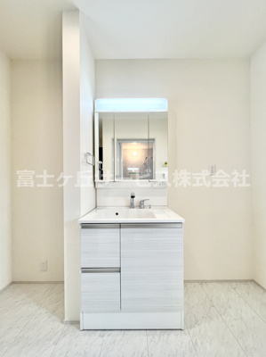 【独立洗面台】 | 掛川市沖之須 2期 新築一戸建て 2号棟 | 独立洗面台、朝の身支度には欠かせません