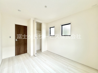 【洋室】 | 掛川市沖之須 2期 新築一戸建て 2号棟 | 玄関横の洋室5.44