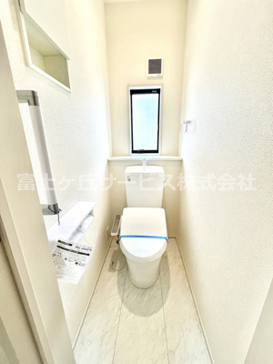 【トイレ】 | 掛川市沖之須 2期 新築一戸建て 2号棟 | 寝室側のトイレ