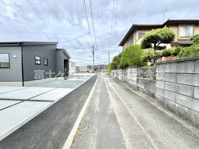 【前面道路含む現地写真】 | 掛川市沖之須 2期 新築一戸建て 2号棟 | 前面道路含む現地写真です