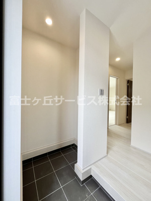 【玄関】 | 掛川市沖之須 2期 新築一戸建て 2号棟 | 収納があります