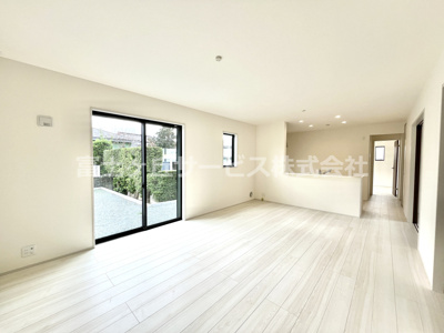 【居間・リビング】 | 掛川市沖之須 2期 新築一戸建て 2号棟 | こちらのリビングで趣味の時間をお楽しみください