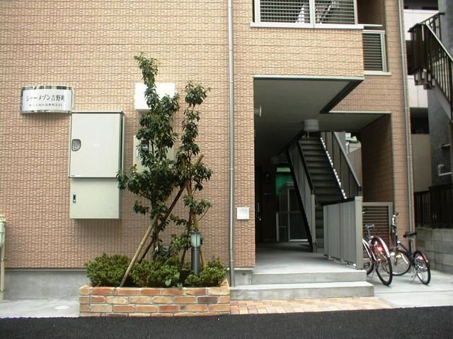 シャーメゾン吉野町のエントランス