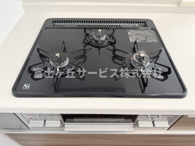 【その他】 | 静岡市清水区八千代町 新築一戸建て | 3口コンロがあります