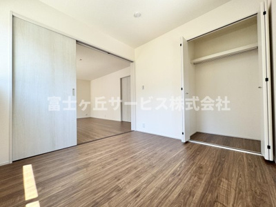【洋室】 | 静岡市清水区八千代町 新築一戸建て | リビングの奥にある洋室です