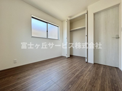 【洋室】 | 静岡市清水区八千代町 新築一戸建て | 収納もある洋室です