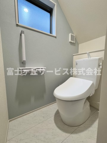【トイレ】 | 静岡市清水区八千代町 新築一戸建て | 1Fトイレです
2Fにも同タイプのトイレがあります