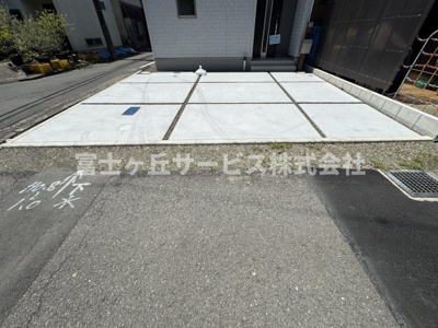 【駐車場】 | 静岡市清水区八千代町 新築一戸建て | 車種により2台駐車可能です