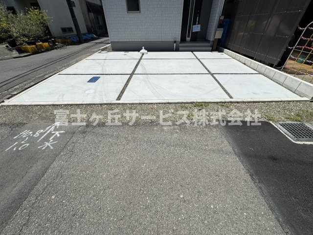 【駐車場】 | 静岡市清水区八千代町 新築一戸建て | 車種により2台駐車可能です