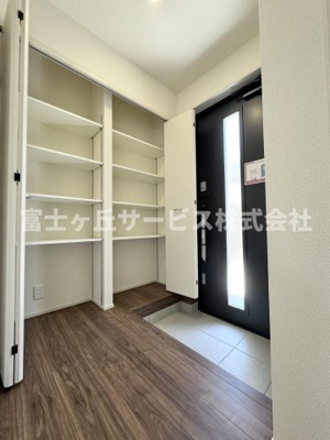 【玄関】 | 静岡市清水区八千代町 新築一戸建て | 収納もある玄関です