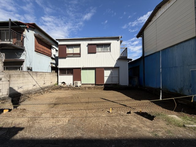 海まで徒歩2分！潮の香りがする場所にある売地の画像