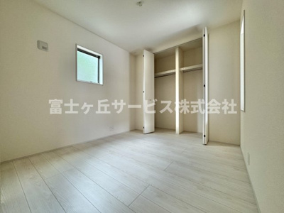 【洋室】 | 静岡市清水区三保 新築一戸建て 2号棟 | リビングの奥にある洋室です