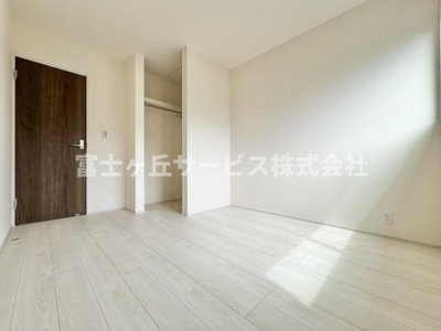 【洋室】 | 静岡市清水区三保 新築一戸建て 2号棟 | 収納もある洋室です