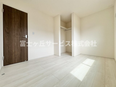 【洋室】 | 静岡市清水区三保 新築一戸建て 2号棟 | 収納もある洋室です