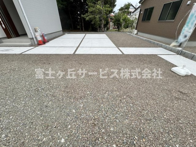 【駐車場】 | 静岡市清水区三保 新築一戸建て 2号棟 | 車種により2台駐車可能です