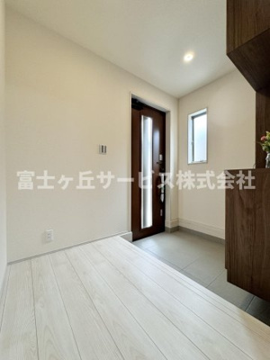 【玄関】 | 静岡市清水区三保 新築一戸建て 2号棟 | 収納もある玄関です