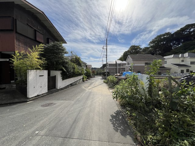 自然と調和する鎌倉二階堂の新築住宅の前面道路含む現地写真