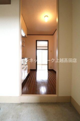 コーポパピヨンの玄関|玄関（同室タイプ２０１号室の画像を掲載）
