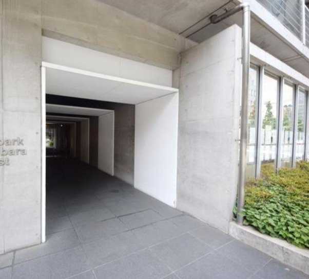 千代田区岩本町３丁目の賃貸マンションのエントランス