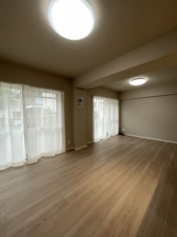 【居間・リビング】 | カーサ大濠 | 窓が多く明るいリビングは約14帖の広さがありお好きなレイアウトを楽しめます