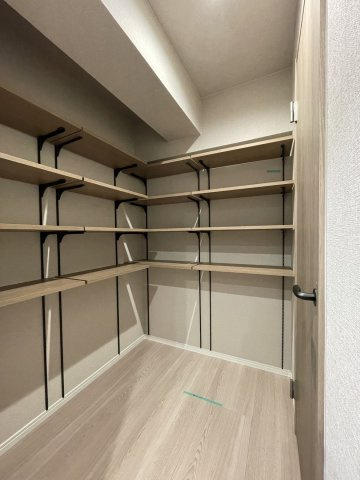 【収納】 | カーサ大濠 | キッチン奥の収納は玄関に直通なのでパントリーとしてもシューズクローゼットとしても使えます