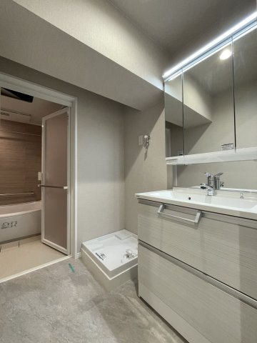 【独立洗面台】 | カーサ大濠 | 三面鏡裏収納付きの洗面台で、散らかりがちな洗面回りもすっきりと片付きます