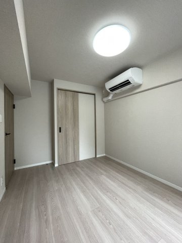 【洋室】 | カーサ大濠 | バルコニーに面した明るい洋室。大容量のウォークインクローゼットとエアコンも設置済みです