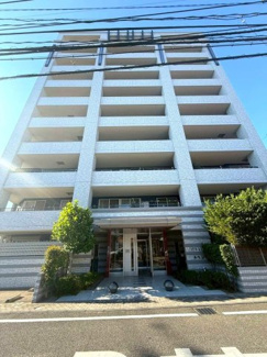 【外観】 | 学校は徒歩圏内なのでお子様がいるファミリーにおすすめです。敷地内駐車場に空きがあるのも嬉しいポイント