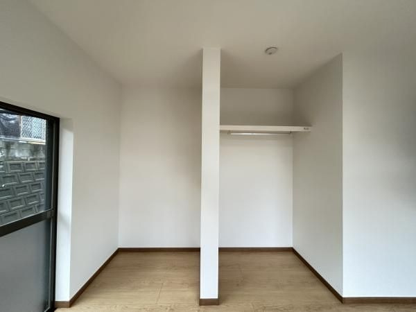 【洋室】 | 那珂川市片縄北２丁目　戸建て | 8帖の洋室。オープンクローゼットもあるので居住スペースをスッキリと使えます