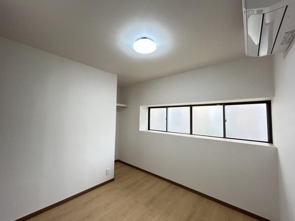 【洋室】 | 那珂川市片縄北２丁目　戸建て | 1階5帖の洋室。横長の大きな窓から、長い時間外の明かりを取り込むことができます