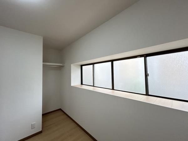 【洋室】 | 那珂川市片縄北２丁目　戸建て | 少し奥まったところに収納があるので居住スペースを圧迫せず使い勝手が良いです