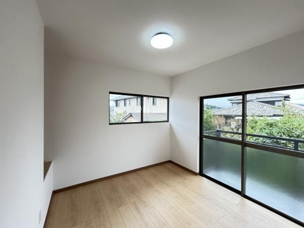 【洋室】 | 那珂川市片縄北２丁目　戸建て | 2階5帖の洋室。バルコニーに面した明るい洋室です