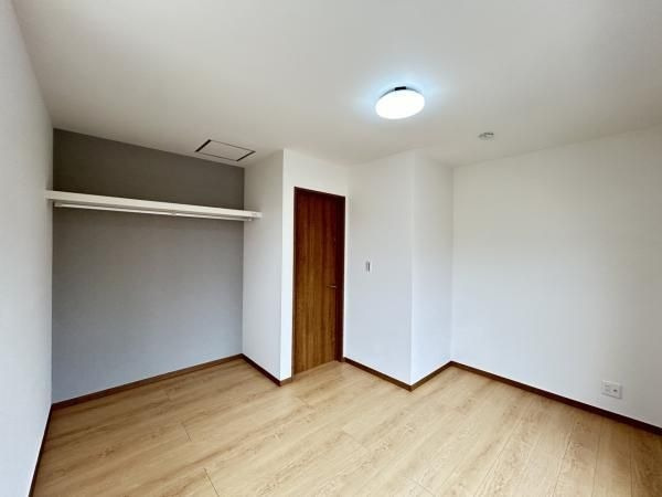 【洋室】 | 那珂川市片縄北２丁目　戸建て | 2階5.5帖の洋室。幅広のオープンクローゼット設置済みです