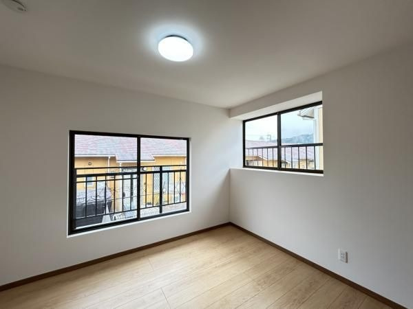 【洋室】 | 那珂川市片縄北２丁目　戸建て | 2面窓から室内に多く光を取り入れております。景色も広く見えるので開放感があります