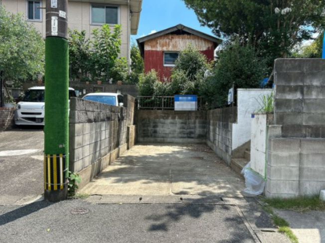 【駐車場】 | 那珂川市片縄北２丁目　戸建て | 縦列で2台分の駐車スペースがあります