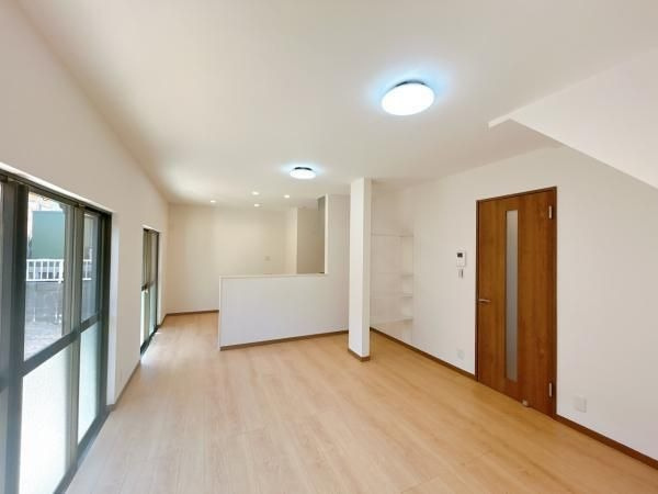 【居間・リビング】 | 那珂川市片縄北２丁目　戸建て | ダイニングと隣の部屋をつなげて広々としたLDKになりました。ソファやTVを置いてもゆとりがあります