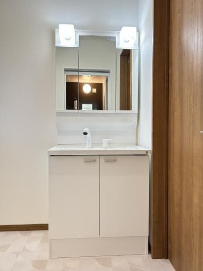 【独立洗面台】 | 那珂川市片縄北２丁目　戸建て | 三面鏡裏収納付きの洗面台で、散らかりがちな洗面回りもすっきりと片付きます