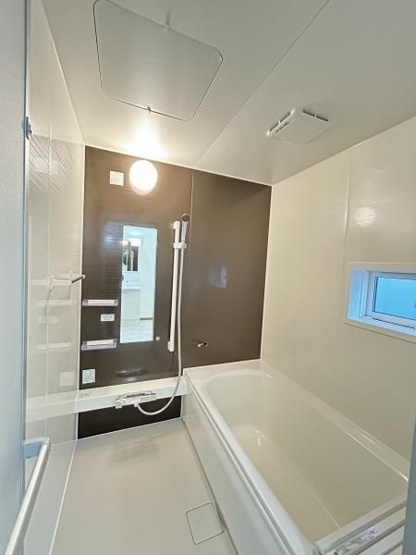 【浴室】 | 那珂川市片縄北２丁目　戸建て | 戸建てならではのゆったりしたバスルーム。大きな窓は換気がしやすくカビ対策に効果的です