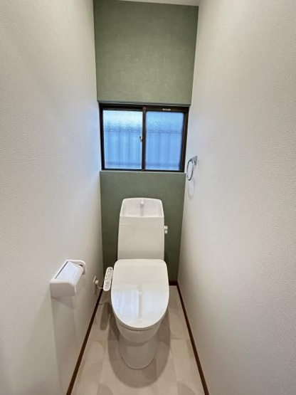 【トイレ】 | 那珂川市片縄北２丁目　戸建て | いつも綺麗に清潔に！ウォッシュレット付きトイレです。窓も付いてるので空気の入れ替えも楽にできます