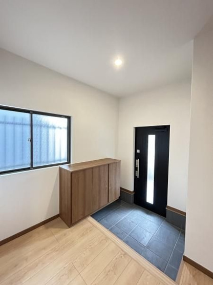 【玄関】 | 那珂川市片縄北２丁目　戸建て | 広々とした玄関。窓があり天井も高くて開放感があります