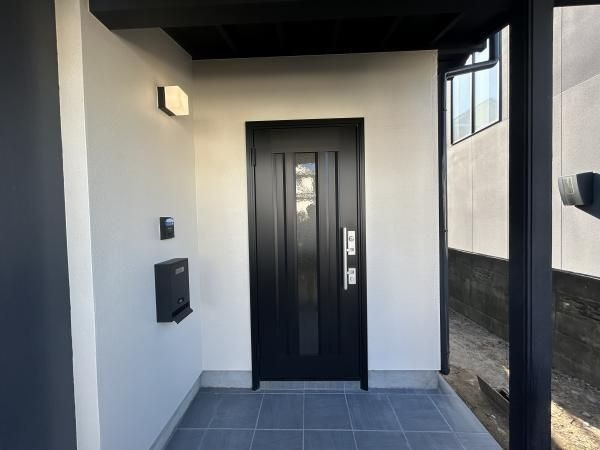 【玄関】 | 那珂川市片縄北２丁目　戸建て | 玄関は家の顔なので新しいドアに交換しました